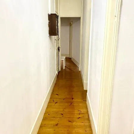 Гостевой дом Relax Chiado 3 - Cute Little Double With Shared Bathroom