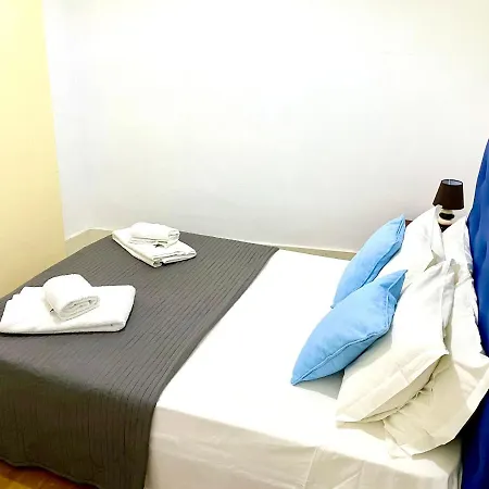 Гостевой дом Relax Chiado 3 - Cute Little Double With Shared Bathroom Лиссабон