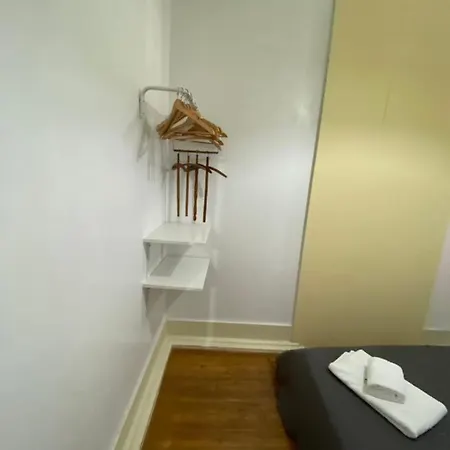 Гостевой дом Relax Chiado 3 - Cute Little Double With Shared Bathroom *